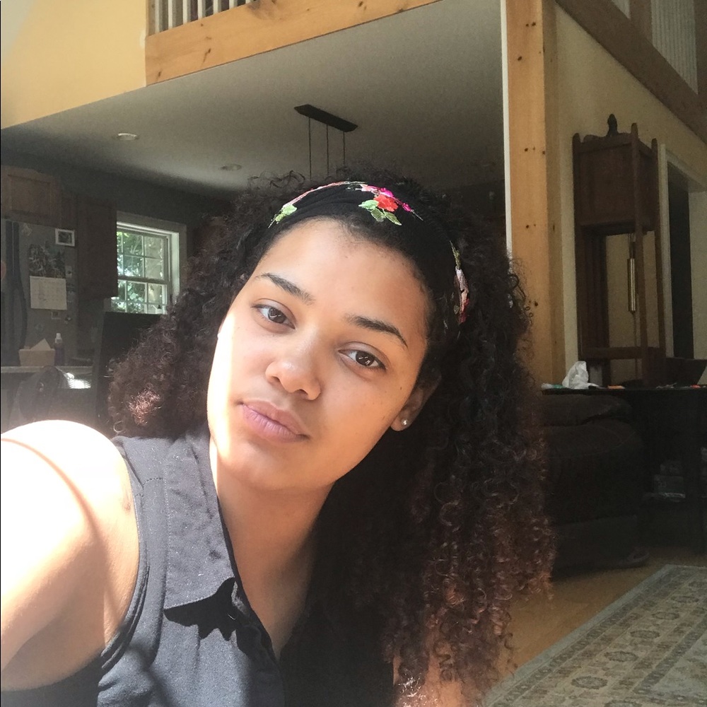 Meet your Posher, Alexis